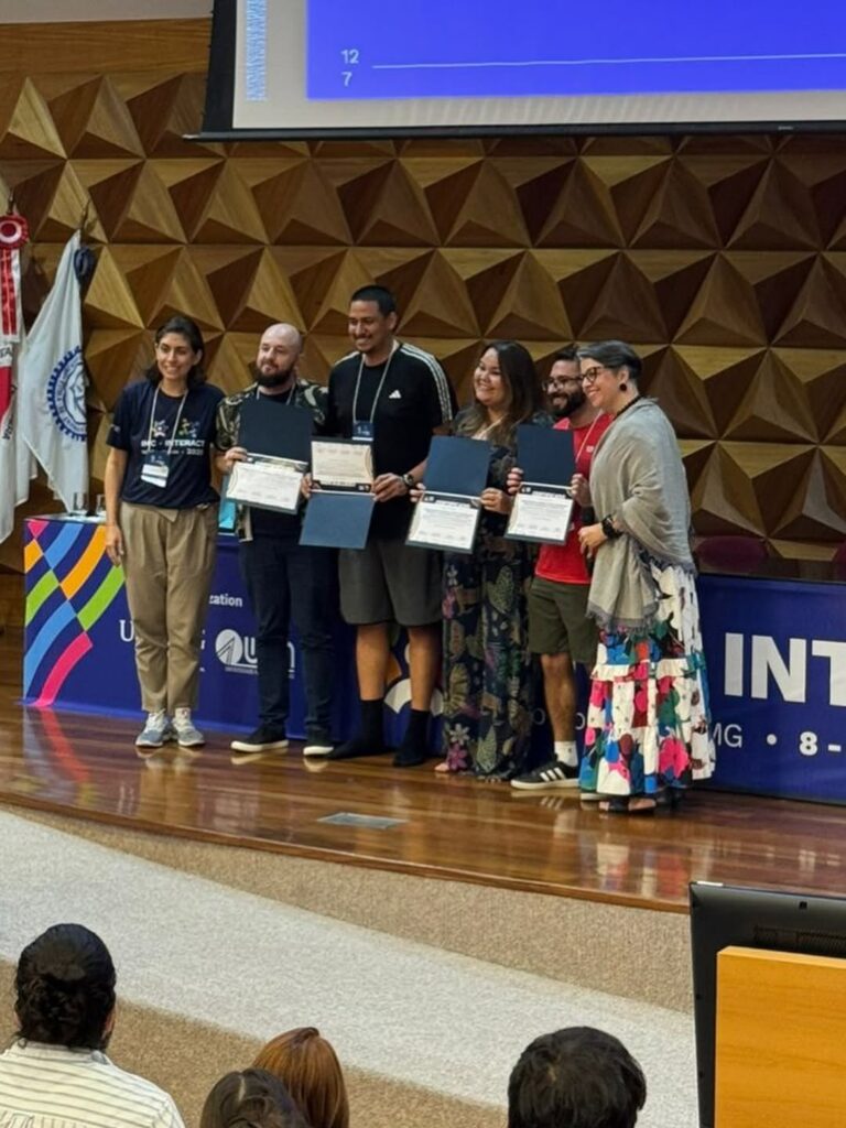 Membros da equipe recebendo prêmio